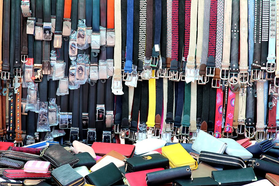 cinturones, stand, mercado, mercado local de agricultores, puesto en el mercado, artículos de cuero, souvenirs, gran grupo de objetos, para la venta, venta minorista