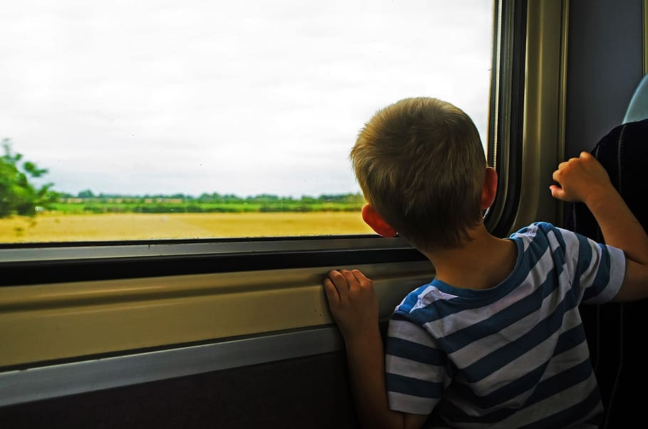 menino, olhando, janela lateral, viajando, viagem, trem, tempo, carro, veículo, janela