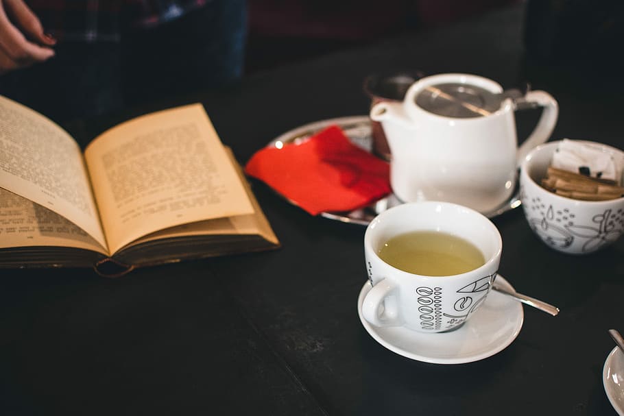 taza, té, libro, taza de té, café, bebida, manos, relajarse, comida y bebida, en interiores