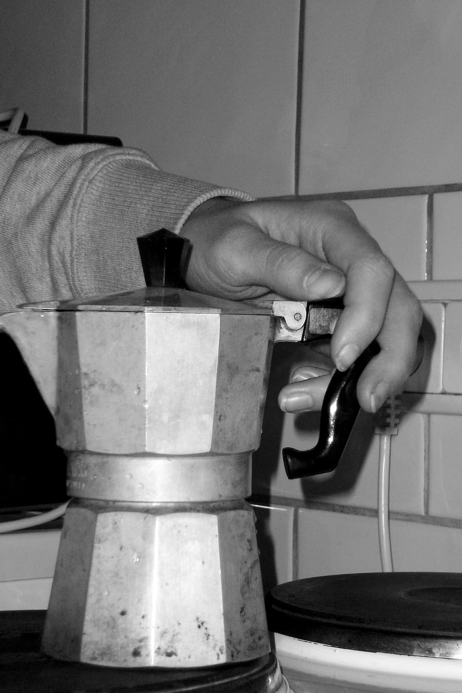 café, italiano, fogão, espresso metálico, mão humana, uma pessoa, pessoas reais, mão, dentro de casa, exploração