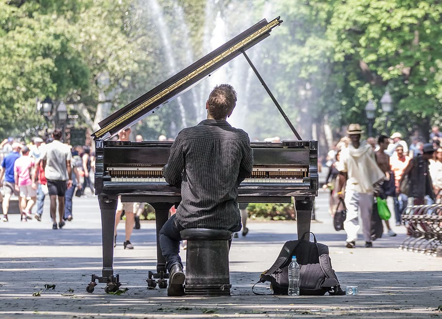 atrás, ver, hombre, jugando, grandioso, piano, frente, gente, Manhattan, concierto