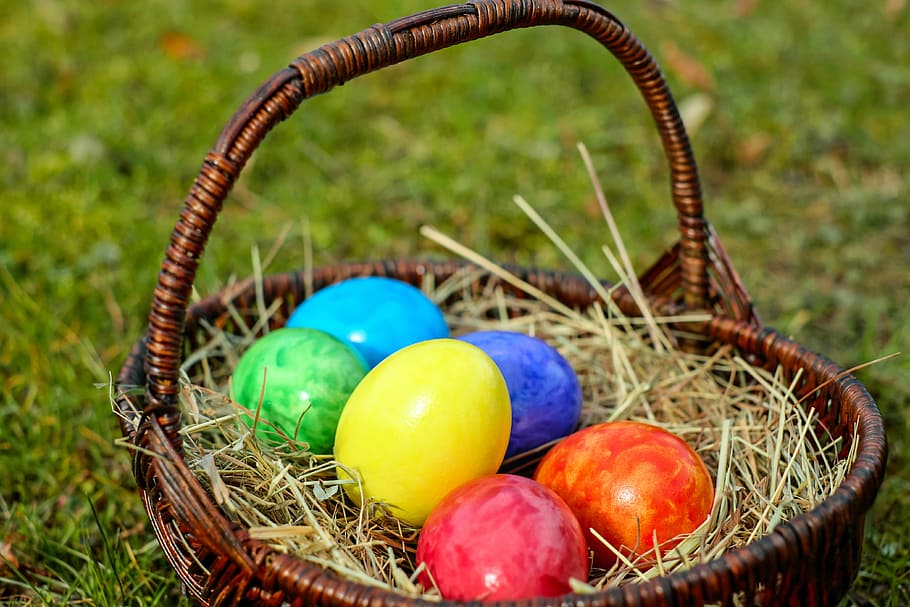 ovos de páscoa de cores sortidas, marrom, cesta de vime, verde, grama, ovos de páscoa, cesta, ovo, cor, coloridos