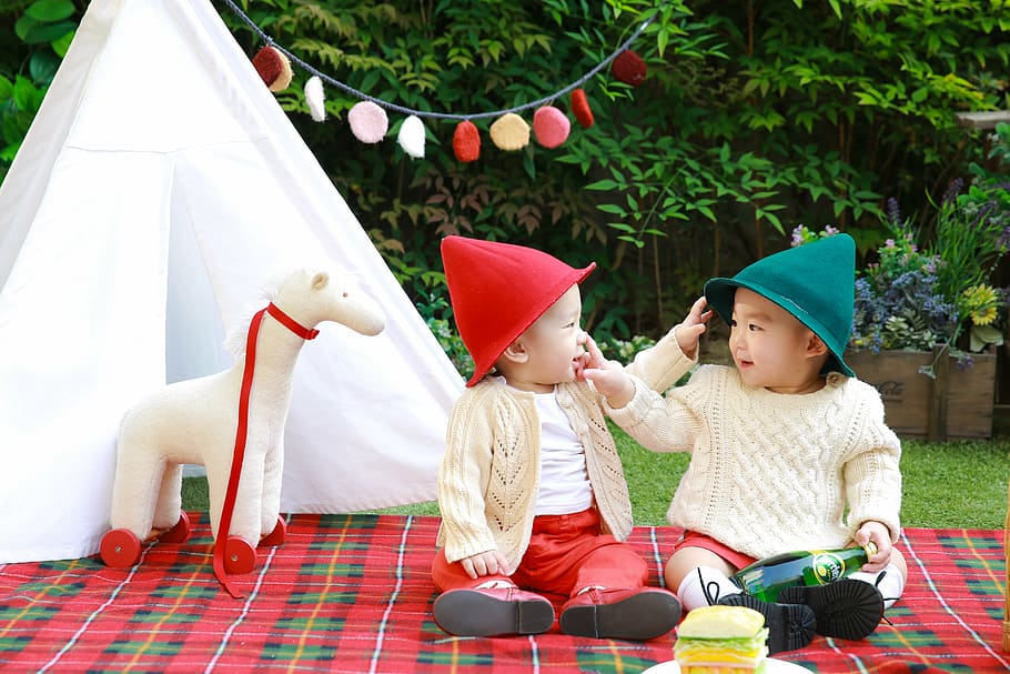 dois, bebês, sentado, vermelho, verde, manta, têxtil, gêmeos, anjo, bebê