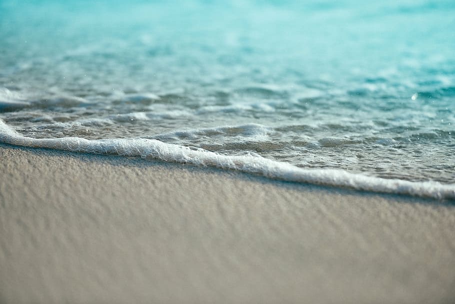 foto de primer plano, ola oceánica, agua, agitando, playa, arena, océano, orilla, olas, mar