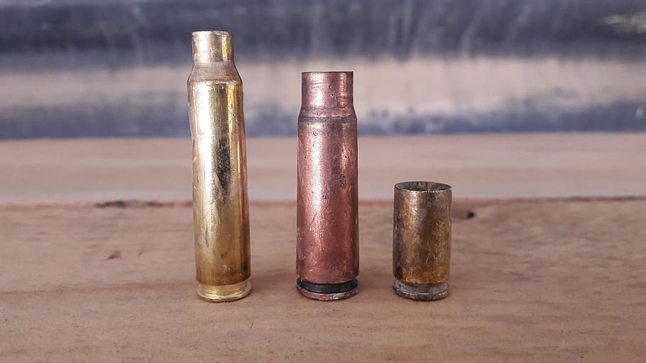 cartridge, tembaga, amunisi, peluru, senjata, logam, tidak ada orang, close-up, berwarna emas, di dalam ruangan