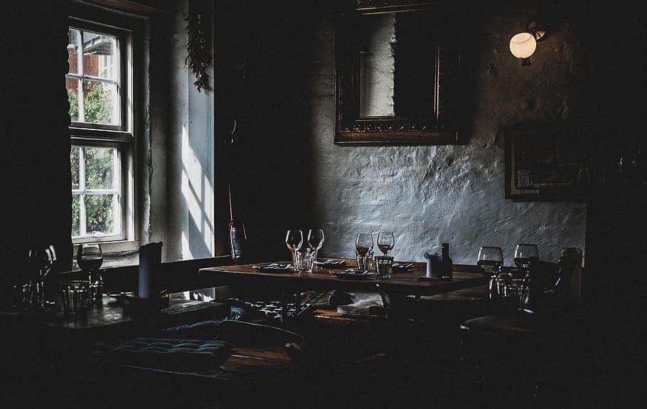 escuro, restaurante, mesa, configuração, bebida, vinho, vidro, moldura, janela, espelho