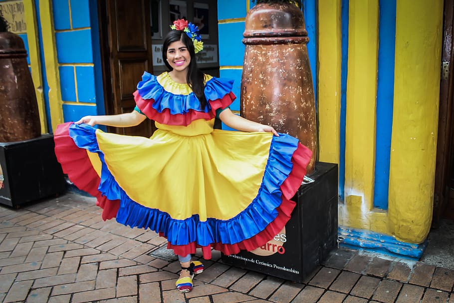 wanita, berdiri, di samping, pintu, tradiciconal, colombia, colombian, panjang penuh, satu orang, tersenyum