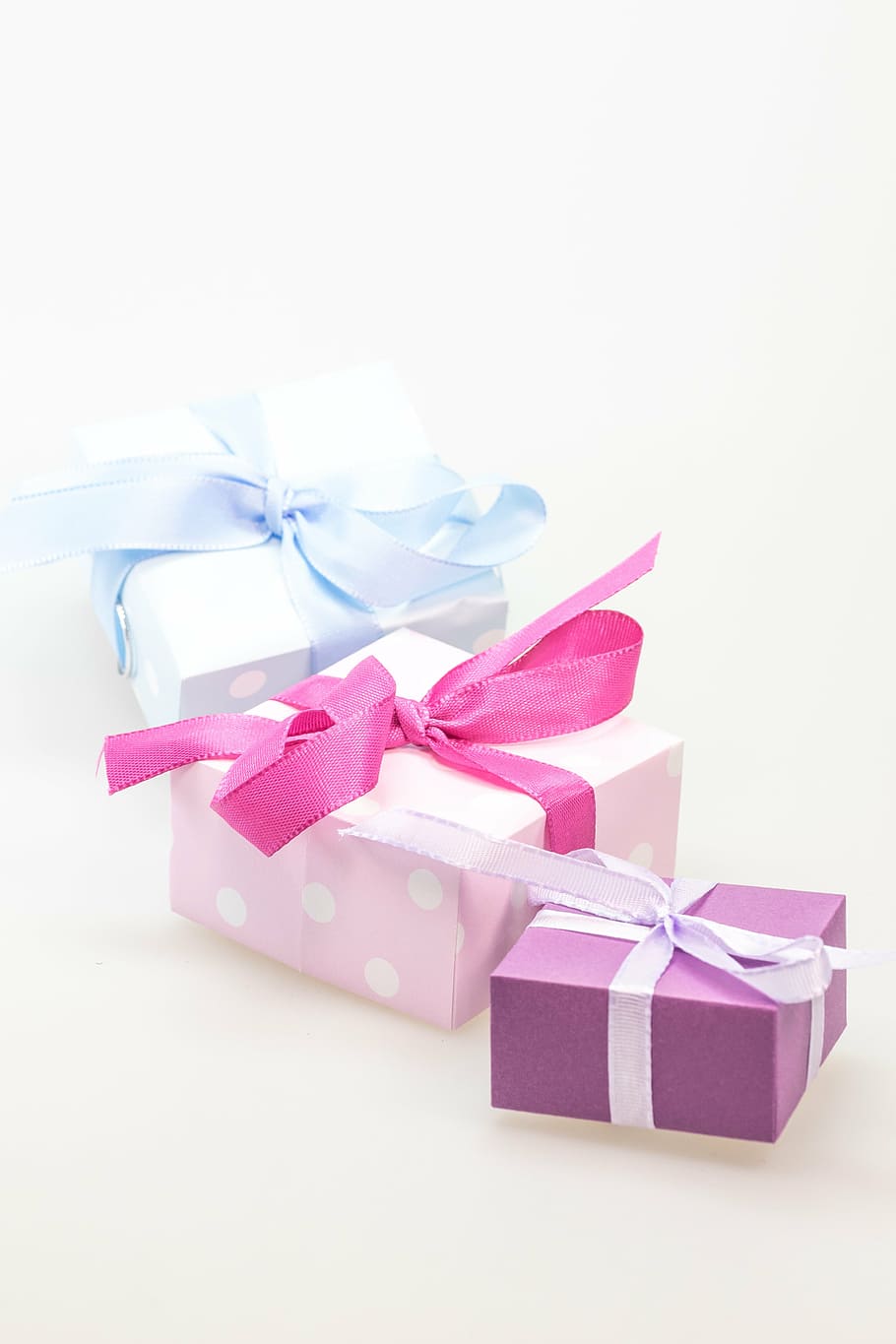 três, caixas de presente de cores sortidas, presente, feito, surpresa, laço, natal, festival, decoração de natal, embalagem