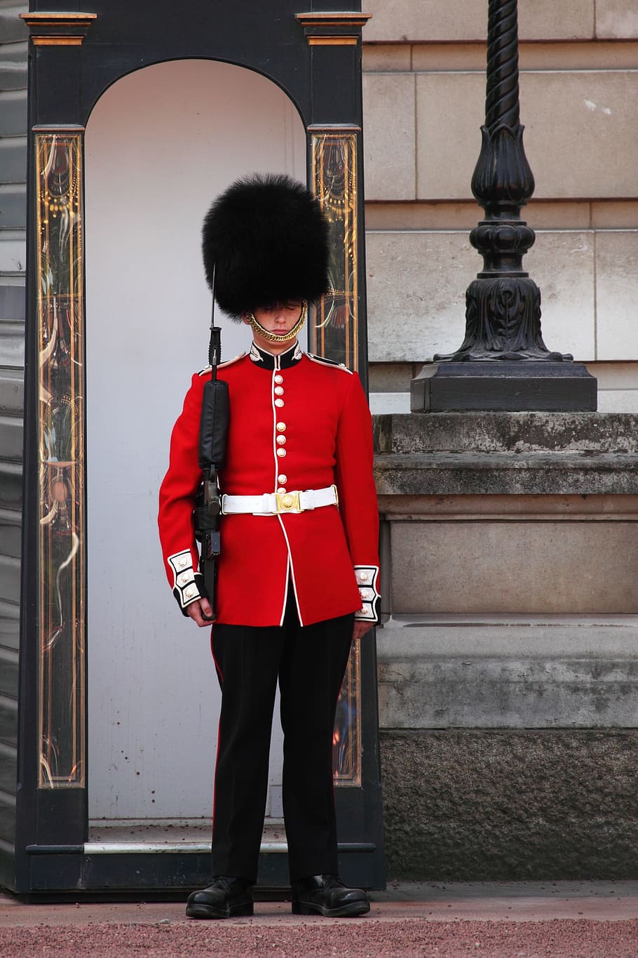 homem, de pé, frente, edifício, Buckingham, Palácio, Dever, Inglaterra, armado, inglês