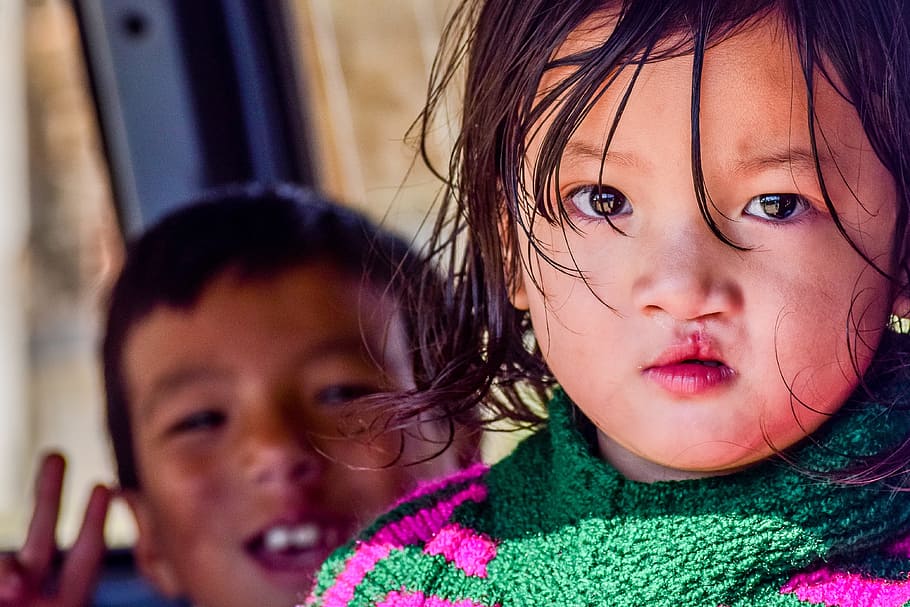 retrato, bhután, bhutaneses, niña sonriente mirando a cámara, lindo, viajes, niña pequeña con suéter, niña bhutanesa pequeña, niña pequeña en la furgoneta de la escuela, niña pequeña que va a la escuela