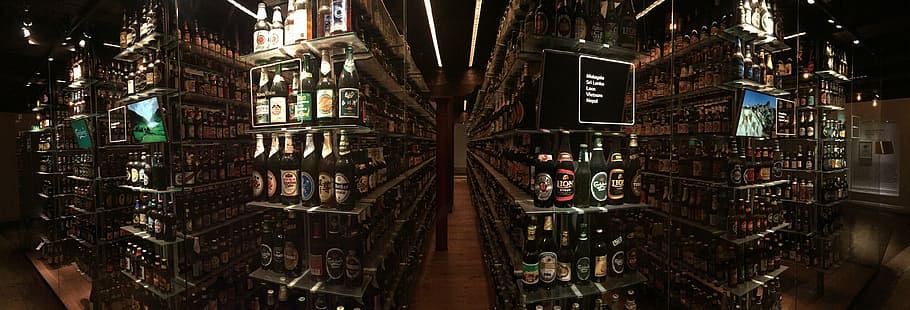 botellas, foto panorámica del estante, cerveza, carlsberg, dinamarca, bebida, alcohol, refresco, interior, abundancia
