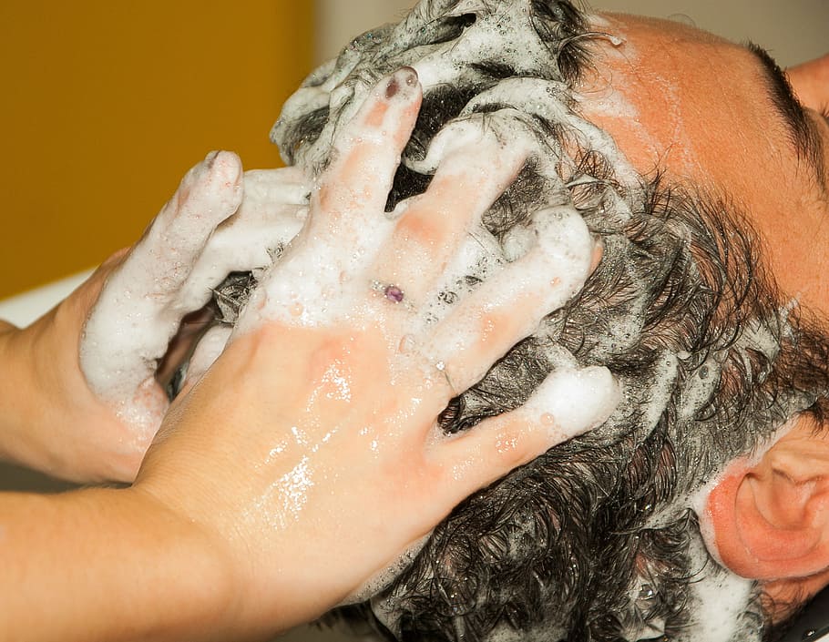 persona champú hombre, cabello, peluquería, champú, masaje, espuma, jabón sud, mano humana, parte del cuerpo humano, higiene