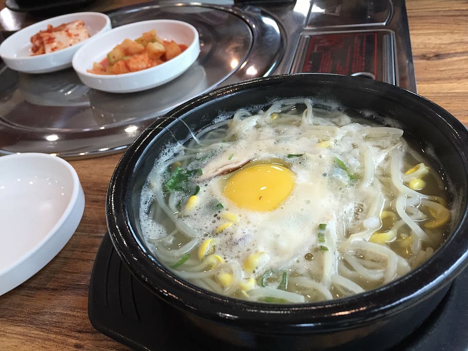 韓国のシチュー, 料理, 伝統的な, 食べ物や飲み物, すぐ食べられる, 健康的な食事, ボウル, テーブル, 卵, 食べ物