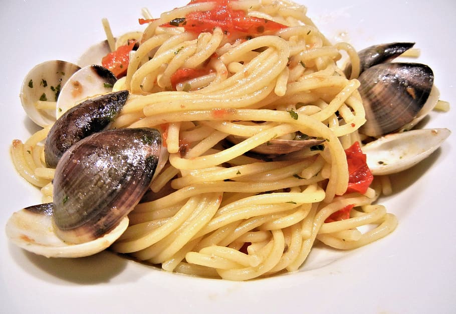 pasta yang dimasak, kerang, spageti, tomat, minyak zaitun, makanan, basil, pasta, gourmet, makanan laut