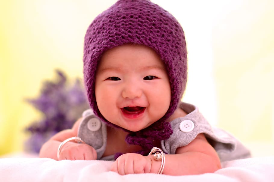 bebé, gris, ropa, vistiendo, púrpura, de punto, sombrero, paternidad, cuidado de niños, niño