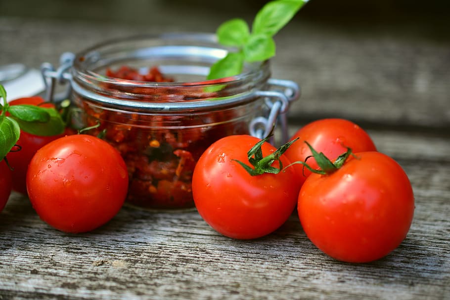 quatro, tomates, ao lado de, jarra de vidro, tomates secos ao sol, óleo, tomates secos em óleo, cozinha mediterrânea, secos, tomates secos