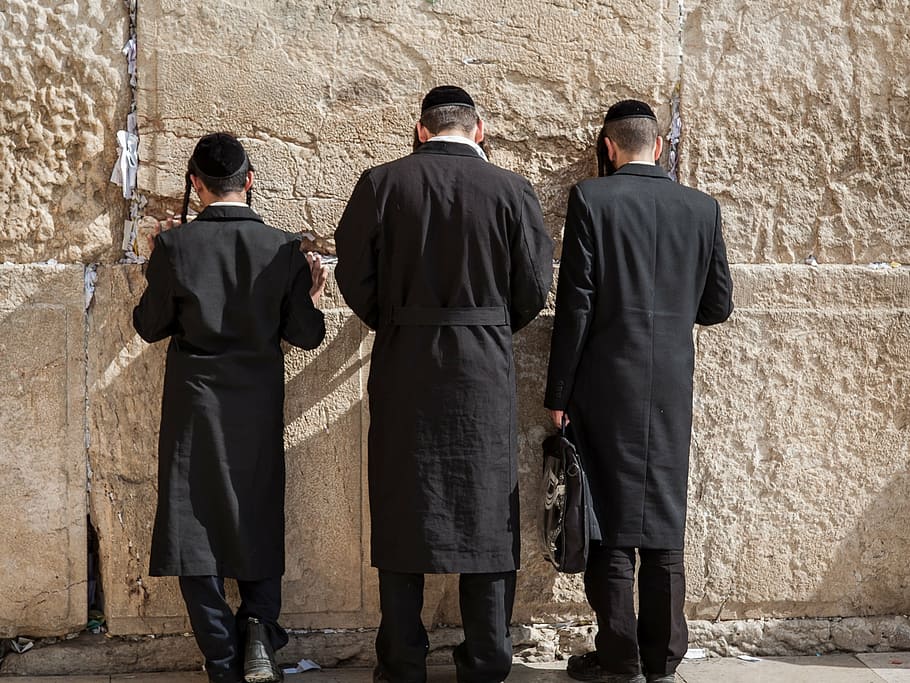tres, hombres, negro, traje, de pie, gris, hormigón, pared, muro occidental, jerusalén