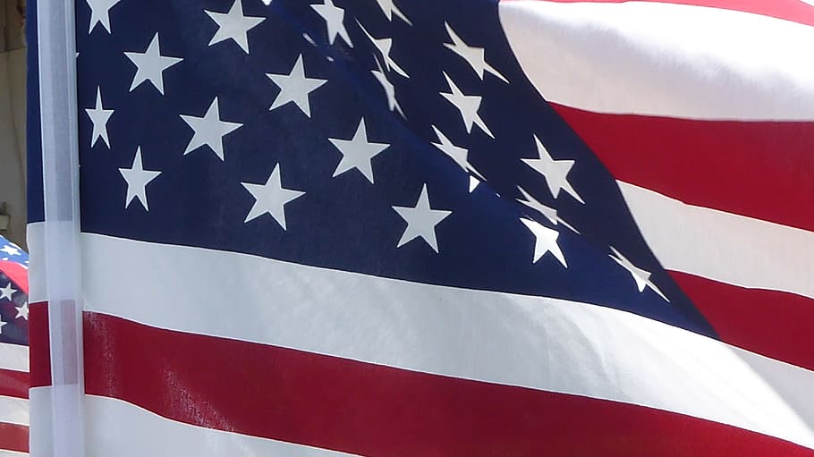 Bandera de EE. UU., bandera estadounidense, volando, viento, desplegado, estrellas, rayas, rojo, blanco, azul
