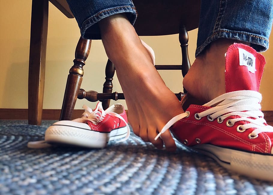 all red converse on feet
