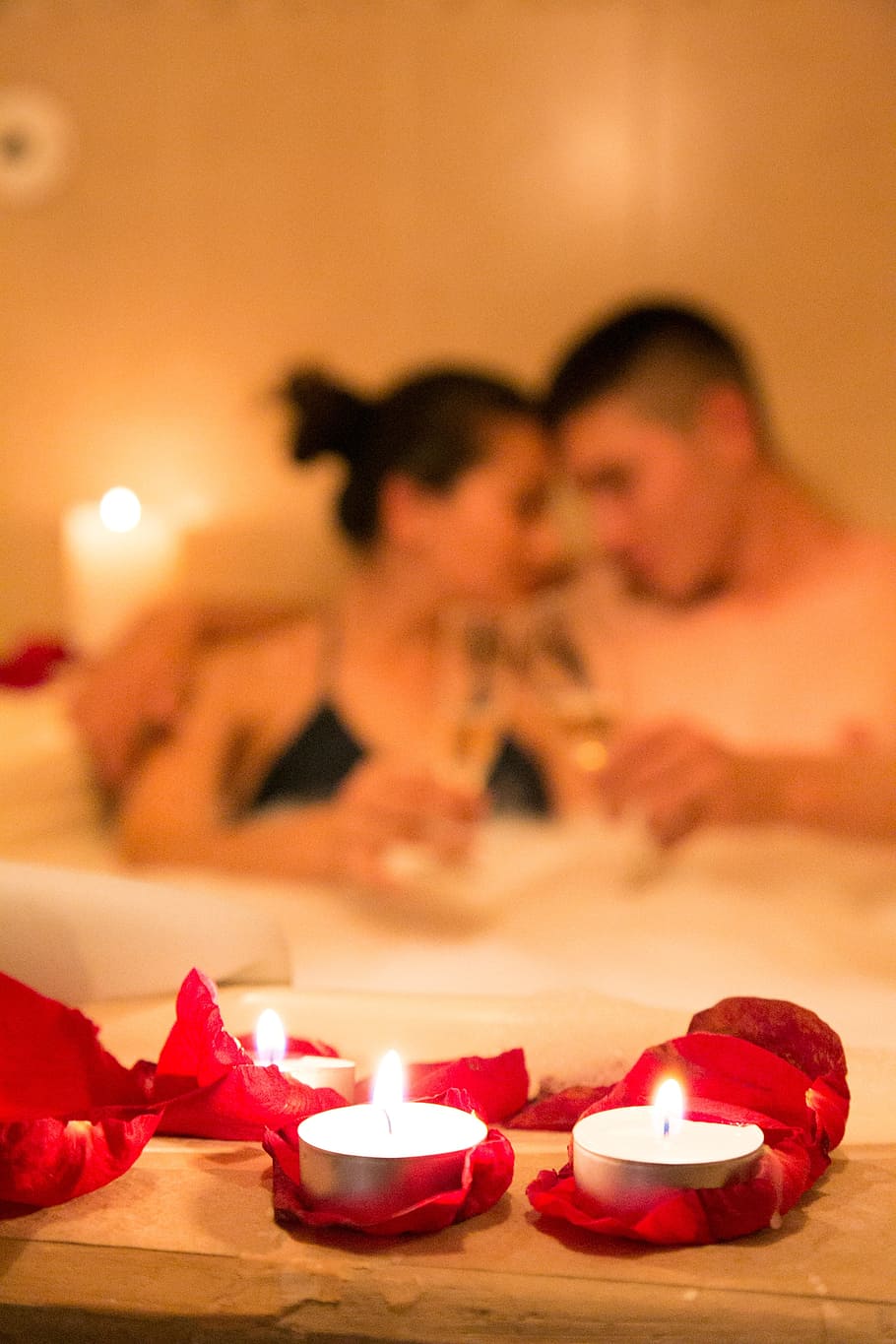 Foto de la lente tilt-shift, tres, velas candelitas iluminadas, marrón, superficie, vela, relajación, romántico, spa, masaje