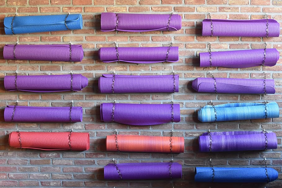 surtido de colores, laminados, colchonetas de yoga, azul, púrpura, naranja, colchonetas, ladrillo, pared, colchoneta de yoga