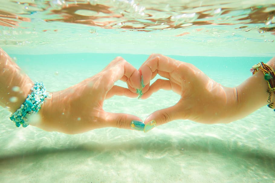 sinal de mão coração, debaixo d'água, coração, sinal de mão, férias, verão, água, pessoas, mulheres, diversão