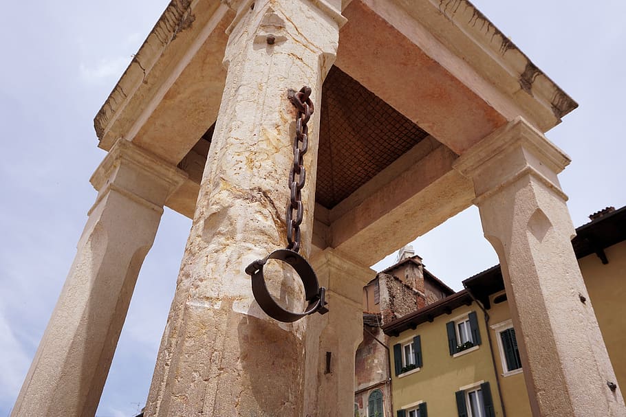 Verona, Italia, castigo, pena, grilletes, hierro, centro histórico, antiguo, históricamente, cadena