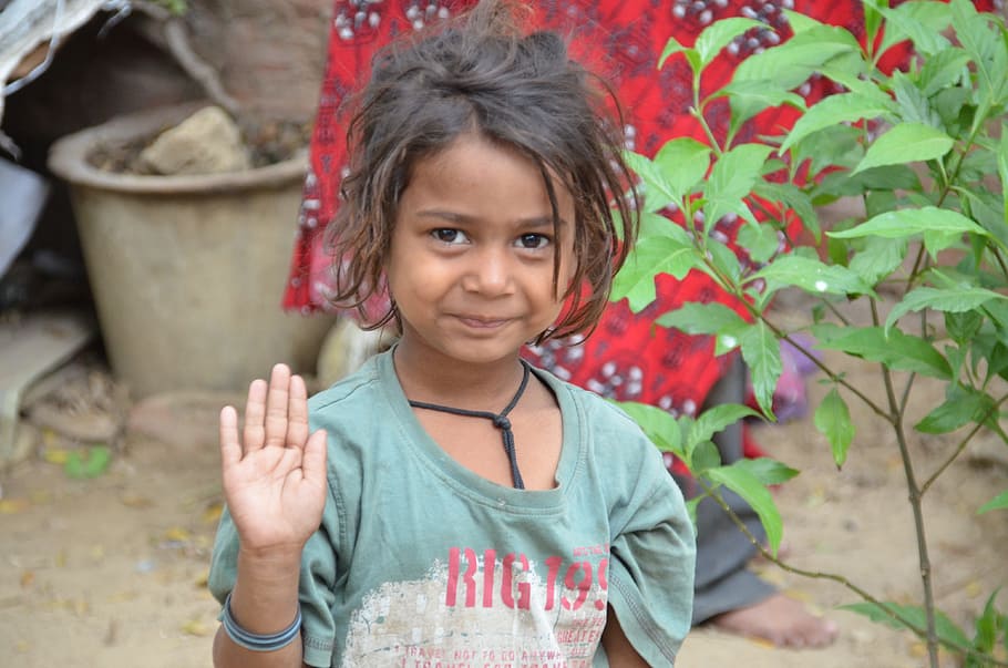 girl, wearing, gray, crew-neck t-shirt, daytime, street children, india, child, dehli, poverty