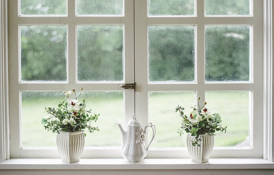 dois, branco, cerâmica, vasos, ao lado, painel de janela, janela, vidro, escudo, quadro