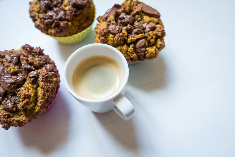 espresso kopi, buatan sendiri, muffin cokelat, kopi, espresso, cokelat, muffin, close up, minum, latar belakang putih