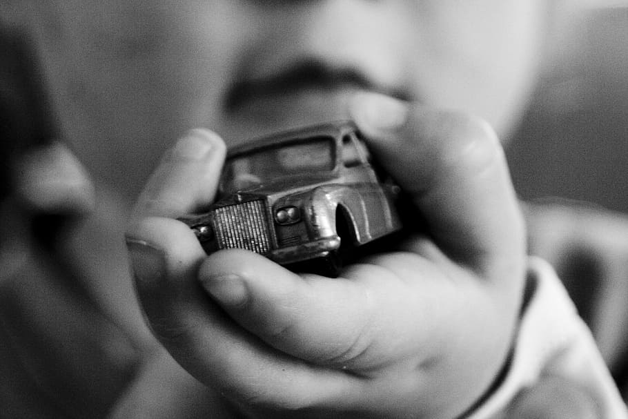 fotografia em escala de cinza, criança, exploração, brinquedo carro, infância, brinquedo, fofa, doce, jovem, menino