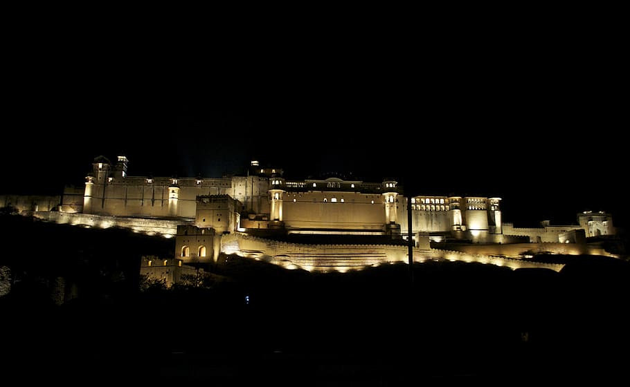 茶色のコンクリートの建物, 琥珀, 宮殿, ジャイプール, ラジャスタン州, 有名なランドマーク, 歴史的, 夜, 照明, 建物の外観