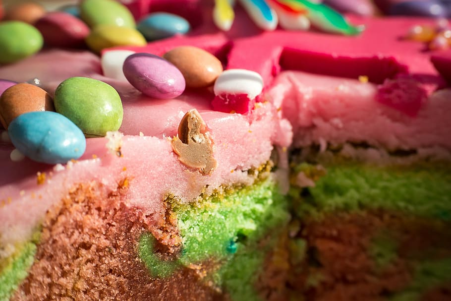 seletiva, foto de foco, bolo arco-íris, bolo, aniversário, bolo de aniversário, smarties, coloridos, celebração, doce