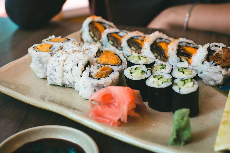 sushi inhame california rolls, Sushi, inhame califórnia, rolos, comer fora, mãos, restaurante, comida, frutos do mar, japão