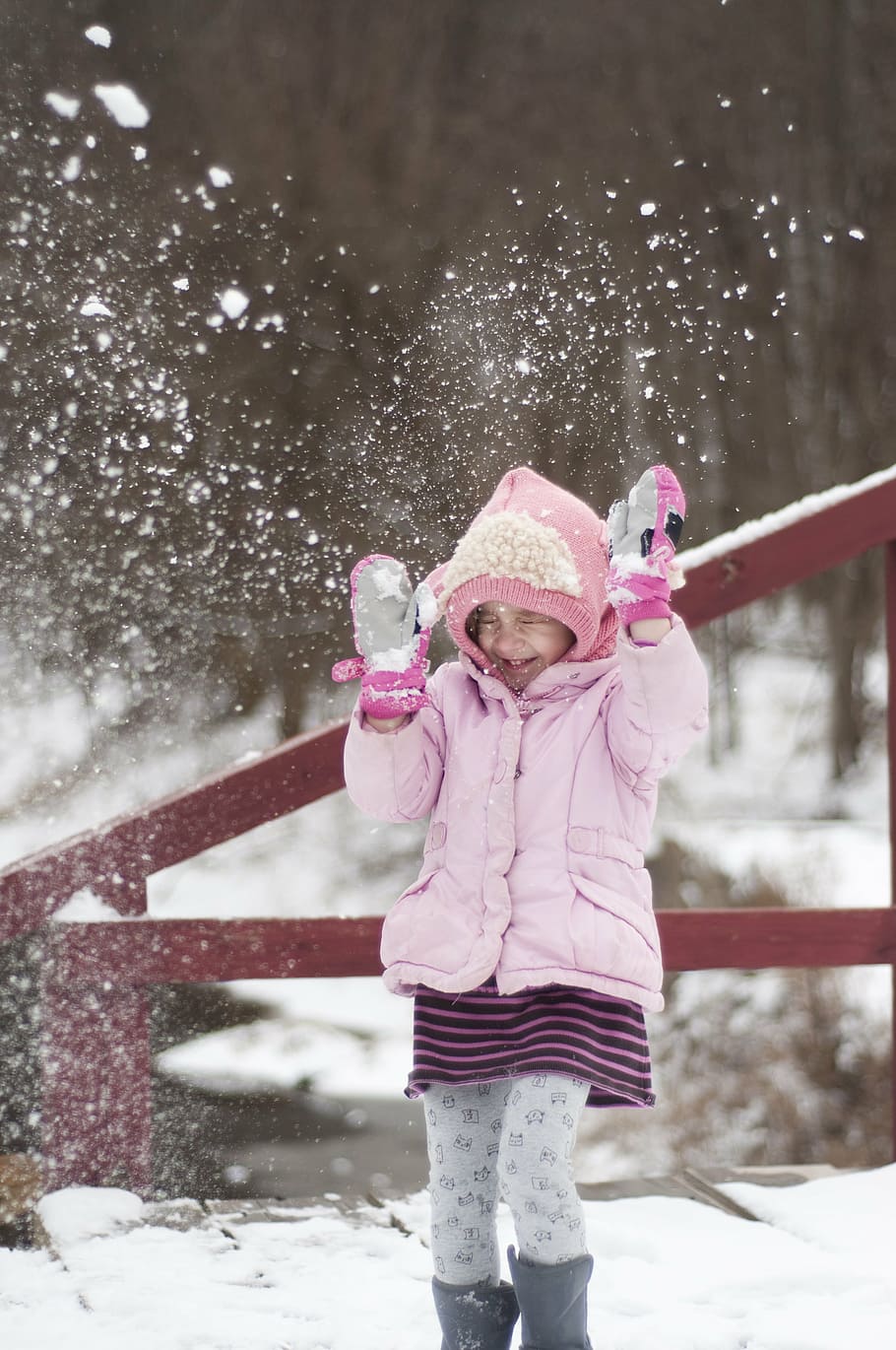 niña, jugando, nieve, lanzamiento, bola de nieve, invierno, diversión, frío, sombrero, rosa