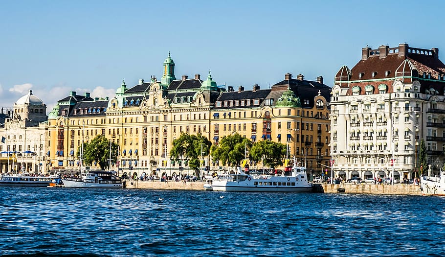 gedung tinggi kuning, stockholm, swedia, arsitektur, kota, scandinavia, eropa, perjalanan, tengara, cityscape