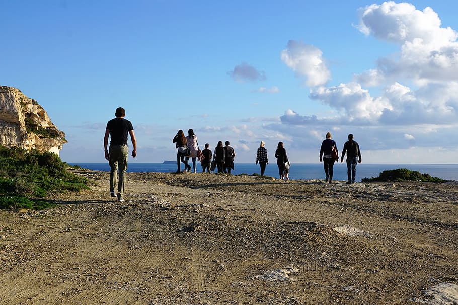 Gente, caminar, montaña, cuerpo, agua, grupo, senderismo, Malta, mediterráneo, isla