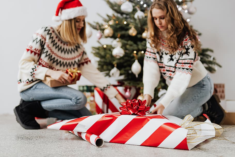 envuelto, envoltura de regalos, navidad, bolas de navidad, decoración navideña, árbol de navidad, regalo de navidad, mujer, mujeres, regalo