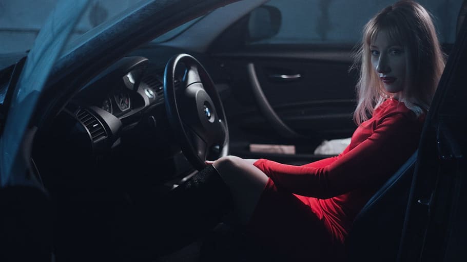 mujer, rojo, arriba, adentro, automóvil, niña en automóvil, con un vestido rojo, detrás del volante, rubia, maquillaje
