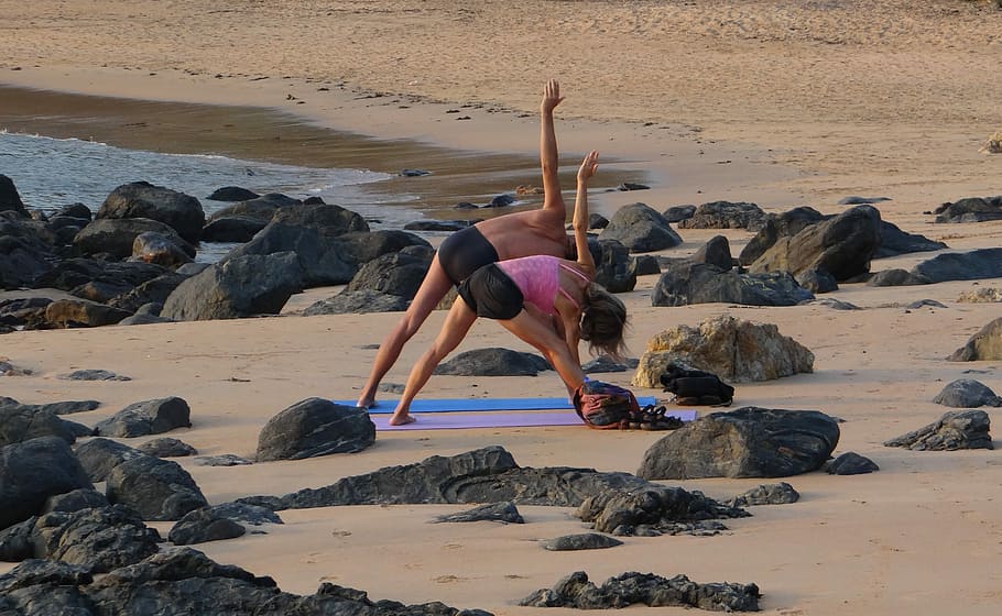 Hombre, mujer, yoga, playa, rocas, durante el día, hombre y mujer, práctica, ejercicio, fitness