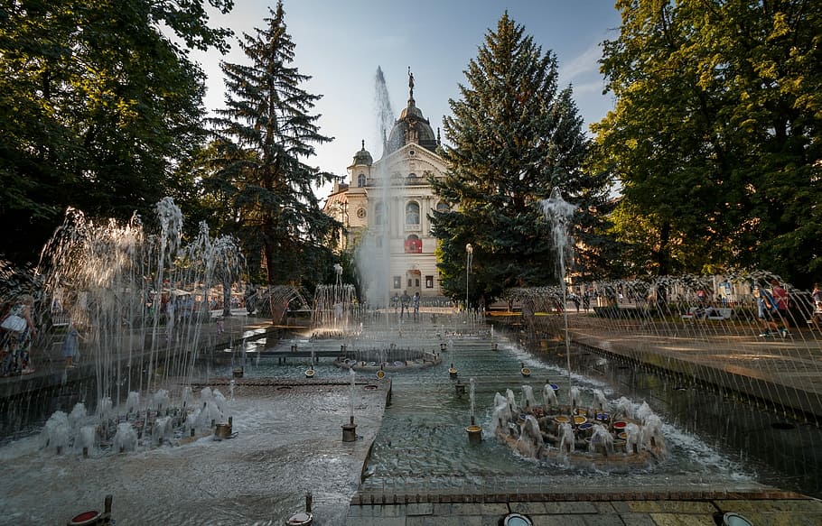 Košice, Eslovaquia, Kosice, Fuente, košice eslovaquia, fuente de canto, teatro, teatro košice, monumentos, árbol