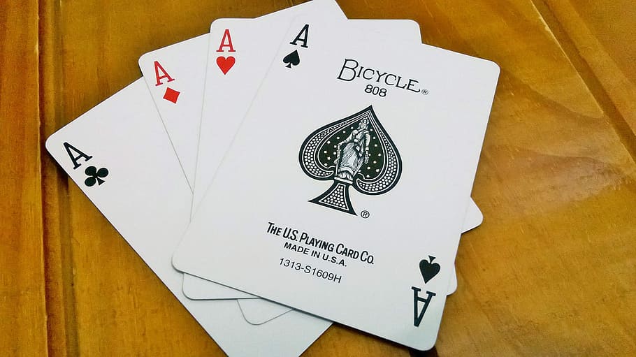 quatro, cartões de bicicleta, pôquer, cartas, baralho, tribunal, ninguém, tiro do estúdio, dentro de casa, jogos de azar