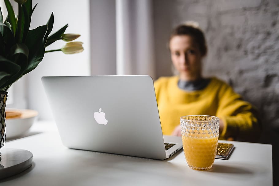 caucasiano, pessoa, escritório, espaço de trabalho, local de trabalho, computador, mesa, macbook, digitação, suco de laranja