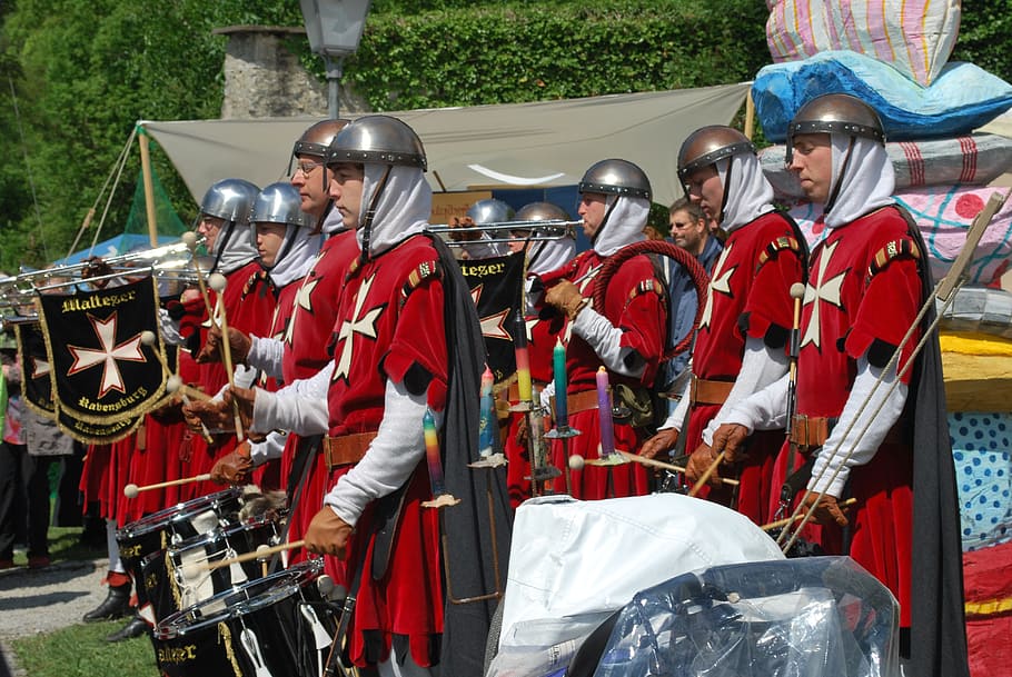 banda, caballeros, cruzadas, guerrero, armadura, marchando, medieval, personas reales, grupo de personas, rojo