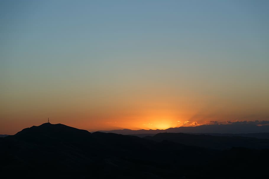fotografía del atardecer, montaña, silueta, dorado, hora, puesta de sol, anochecer, cielo, montañas, naturaleza