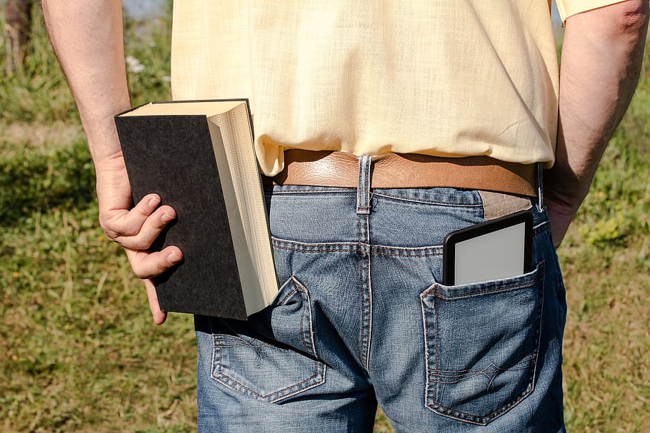 hombre, tenencia, negro, libro, libro electrónico, electrónico, libro para sostener en la mano, bolsillo, libro electrónico en el bolsillo, libro atrapado en el bolsillo