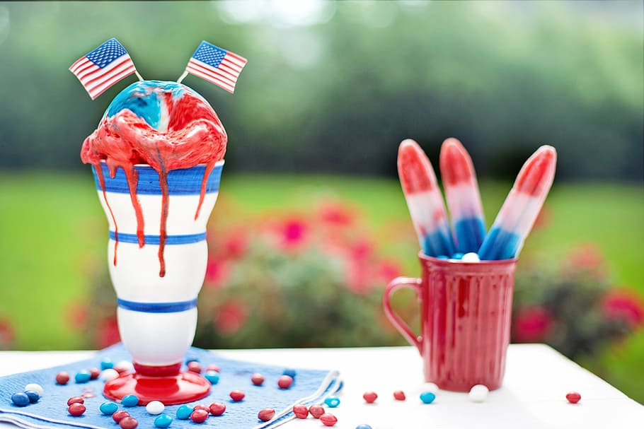 dois, seletivo, fotografia em foco sorvetes, canecas, quatro de julho, 4 de julho, dia da independência, vermelho branco e azul, celebração, julho