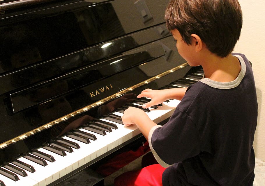 chico, vistiendo, negro, camisa, jugando, piano kawai, piano, aprendizaje, lección de piano, niño tocando el piano