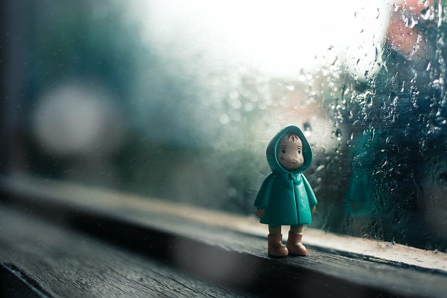 figurilla, al lado, ventana de vidrio, lluvia, gotas, agua, vidrio, juguete, figura, chaqueta