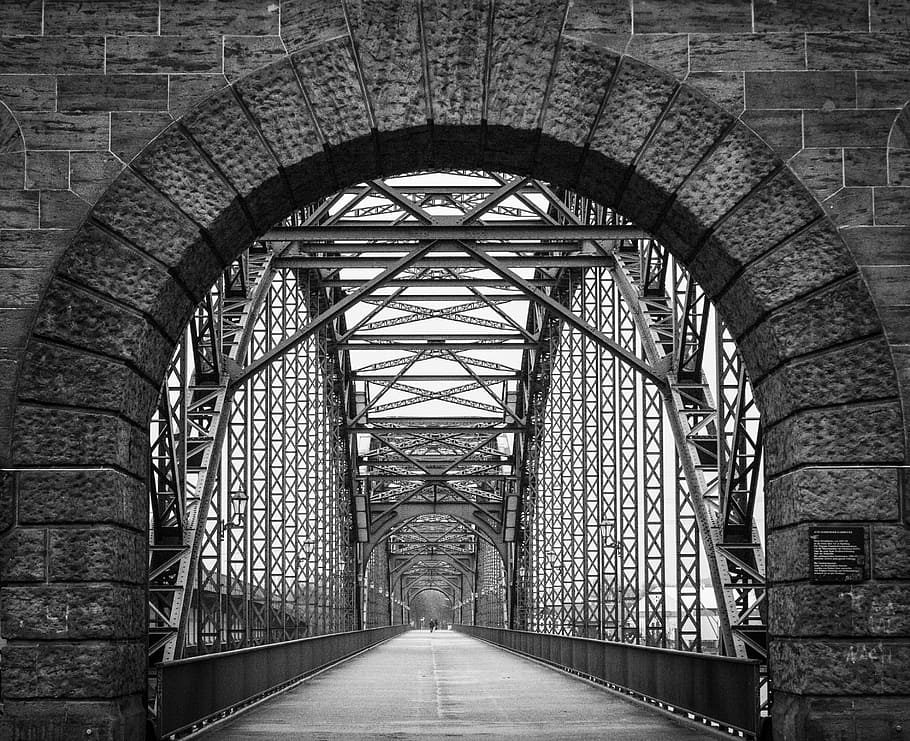 foto grayscale, kosong, jembatan logam, arsitektur, infrastruktur, struktur, jembatan, jalan, orang, baja